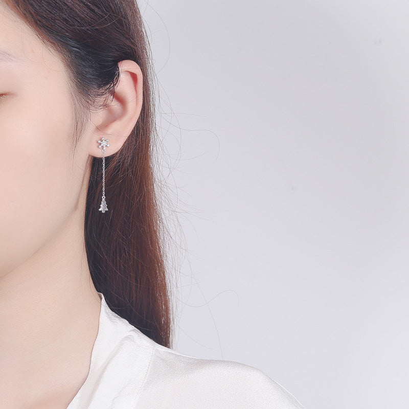 Women’s earrings with sparkling snowflake pendant and chain embellishment Hapa Style