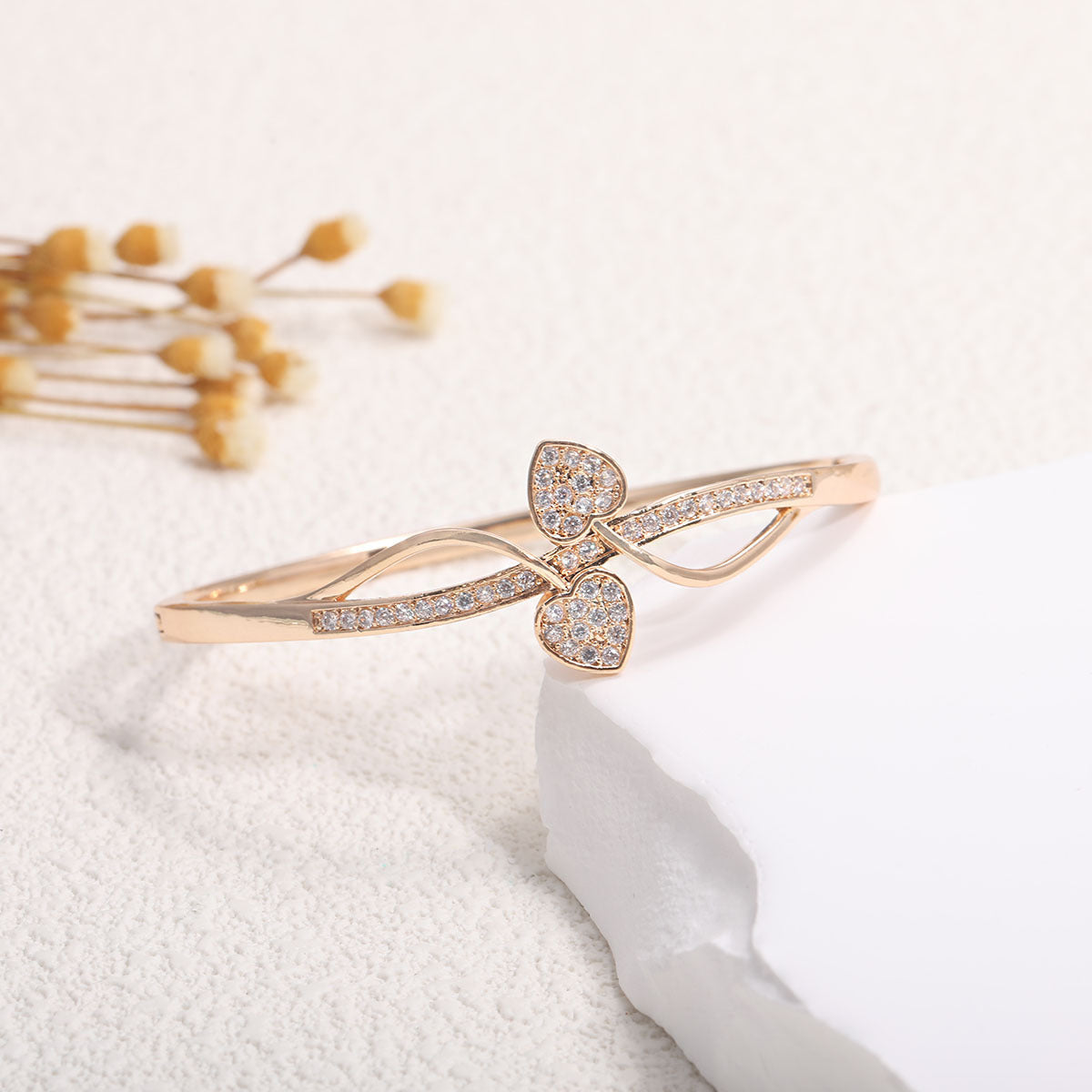 Women's bangle with elegant infinity pattern and sparkling zirconia Hapa Style