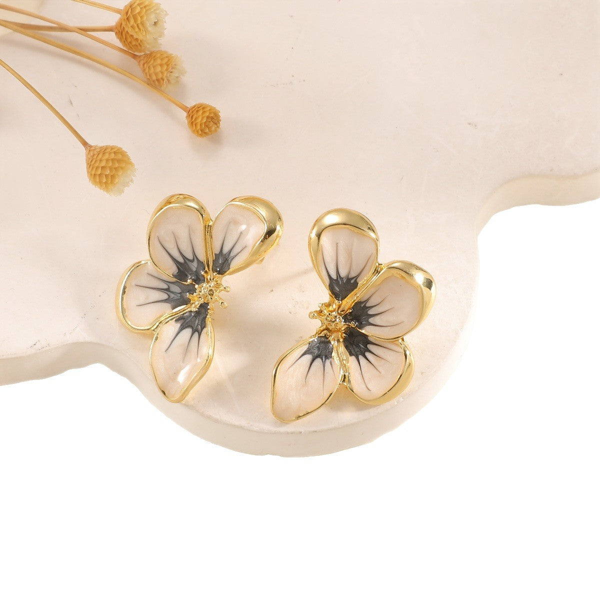 Women's ear clips in elegant floral design with a glossy coating Hapa Style