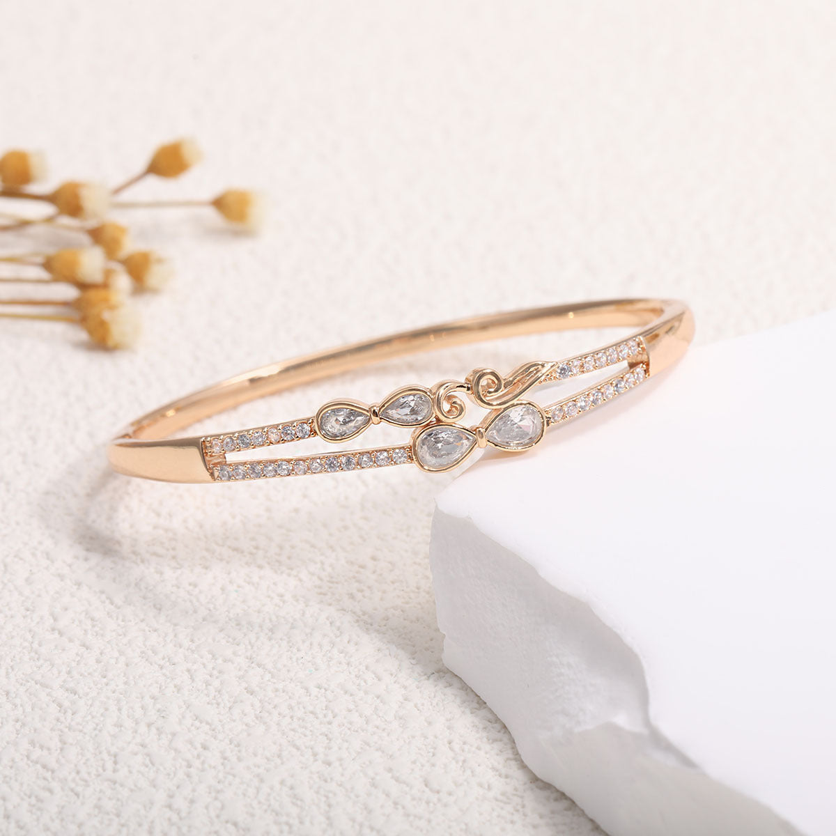 Women's bangle with elegant infinity pattern and sparkling zirconia Hapa Style