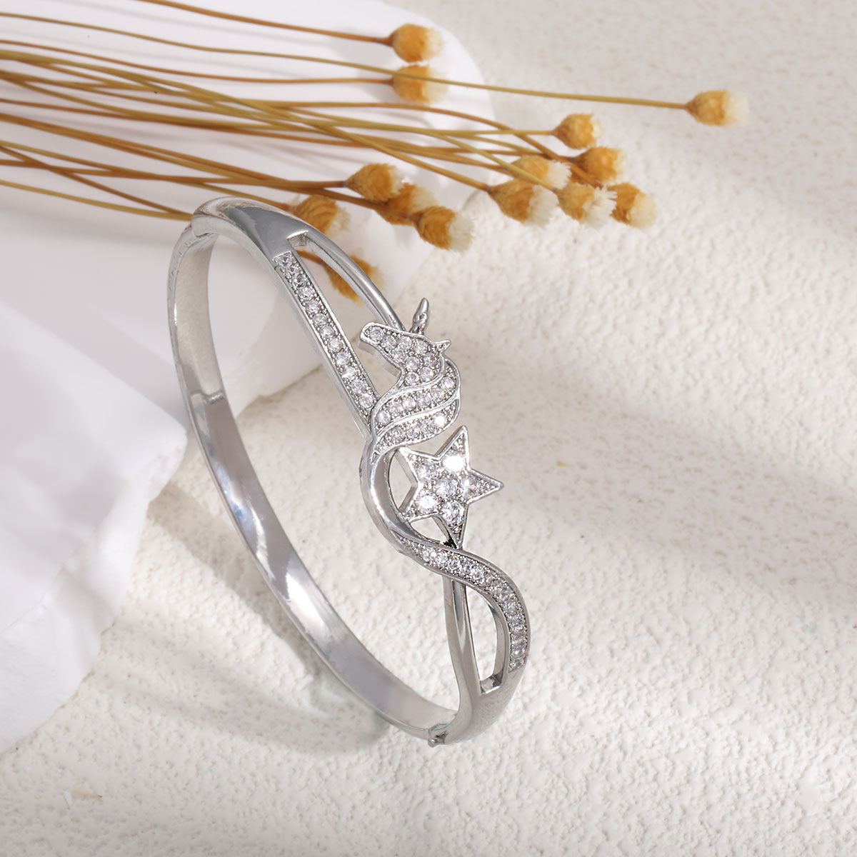 Women's bangle with elegant infinity pattern and sparkling zirconia Hapa Style