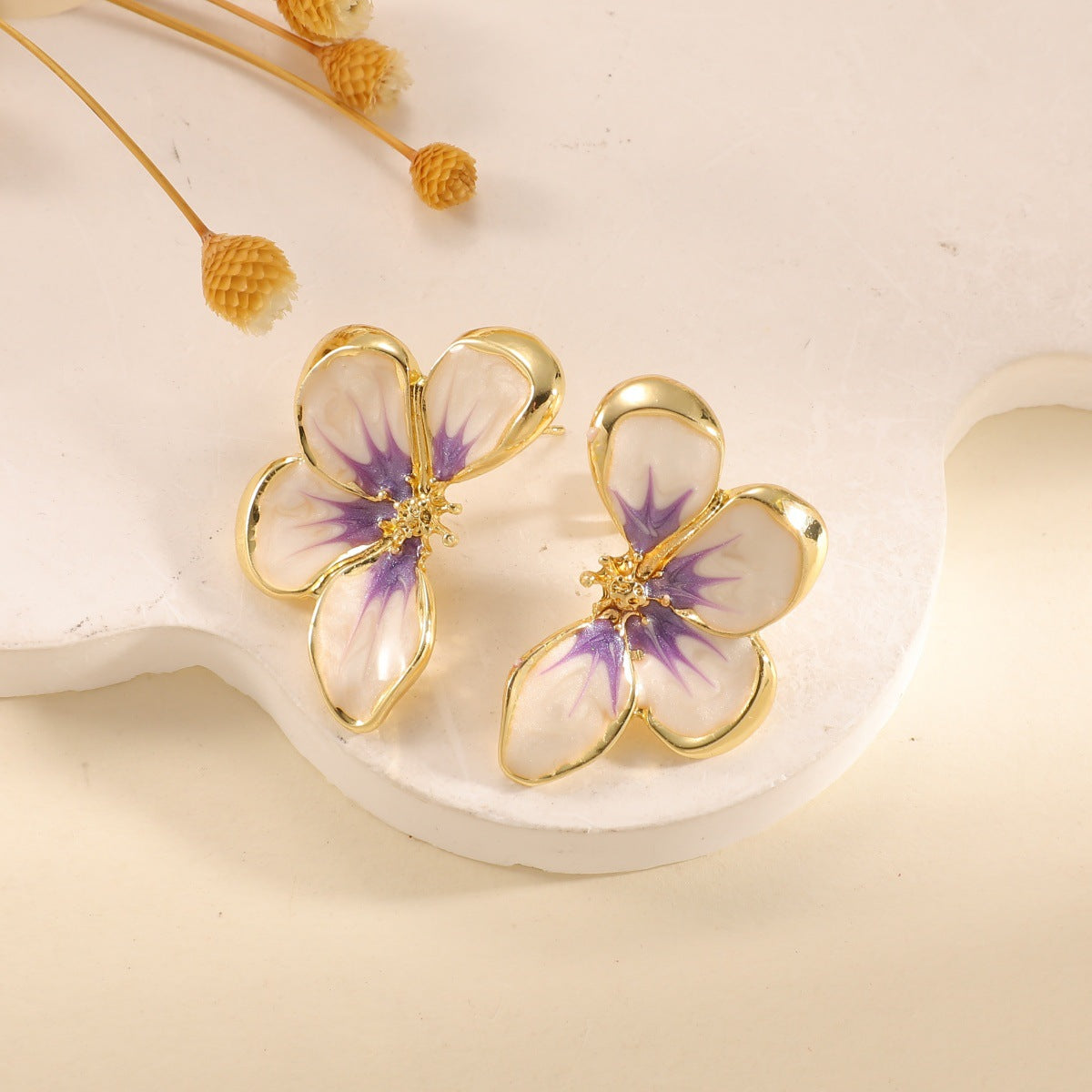Women's ear clips in elegant floral design with a glossy coating Hapa Style