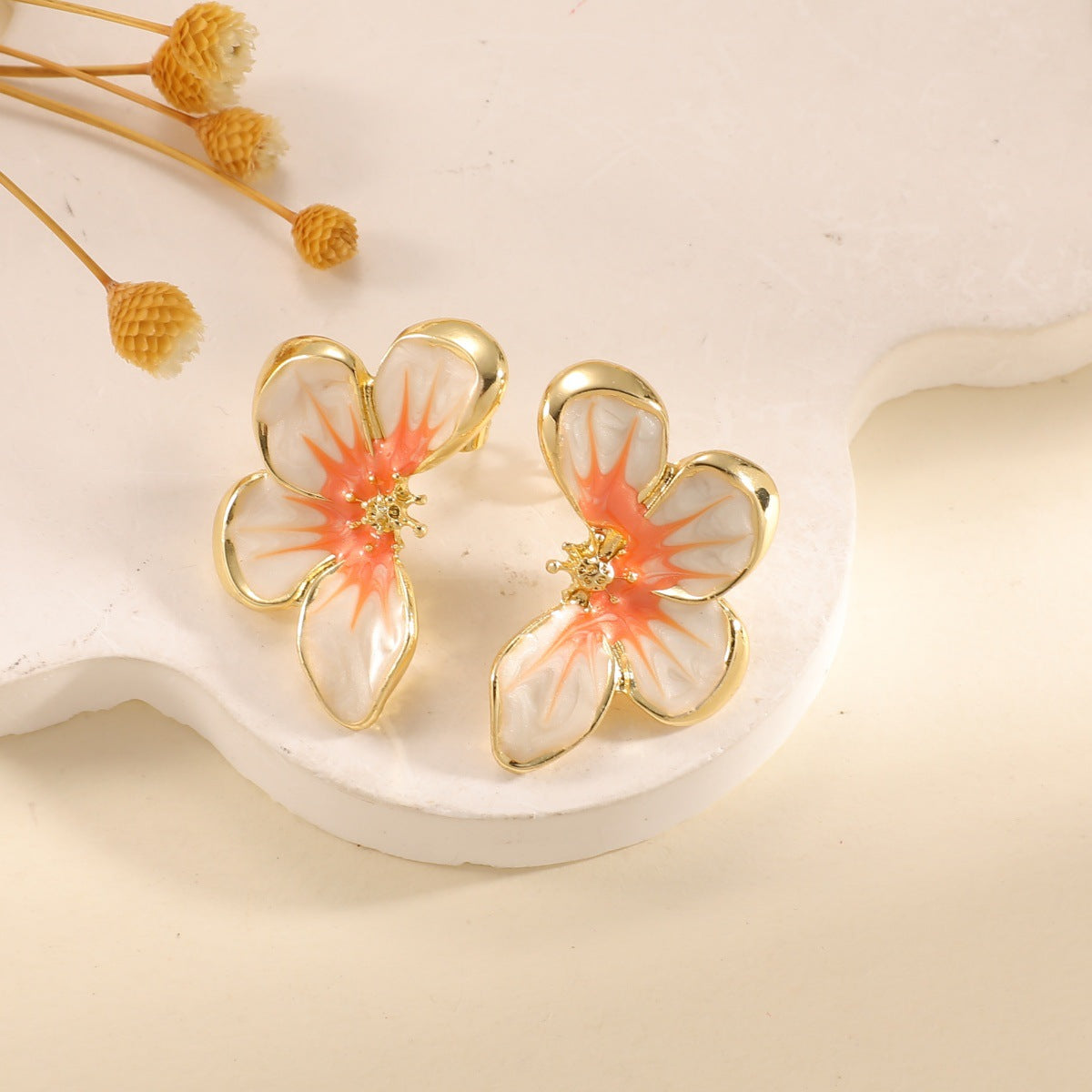 Women's ear clips in elegant floral design with a glossy coating Hapa Style