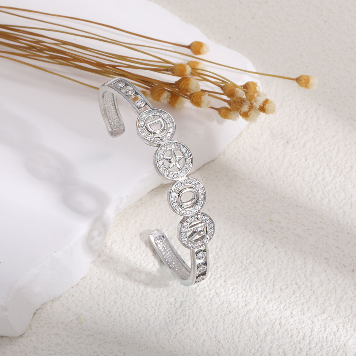 Women's bangle with elegant infinity pattern and sparkling zirconia Hapa Style
