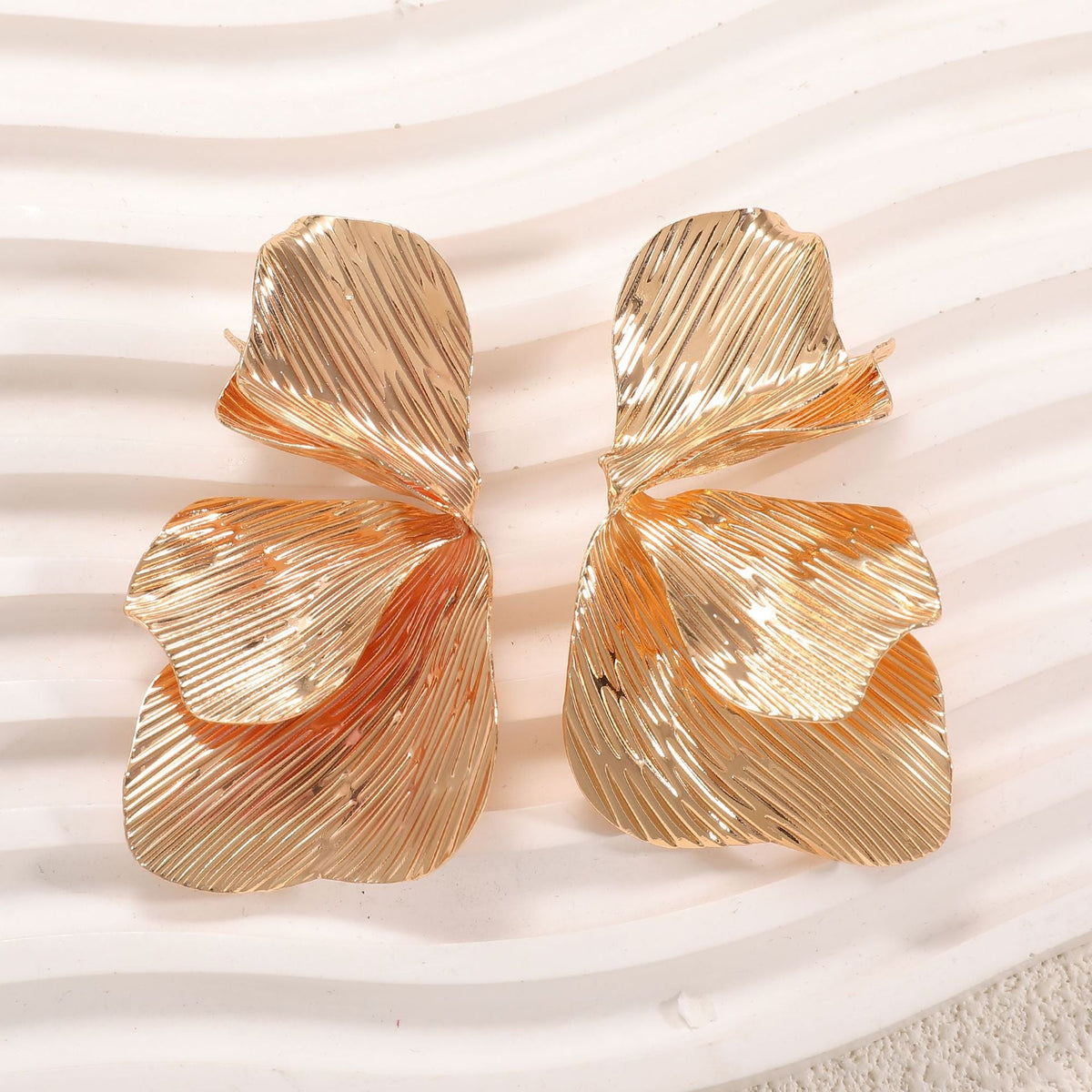 Women's ear clips in an elegant, textured design Hapa Style