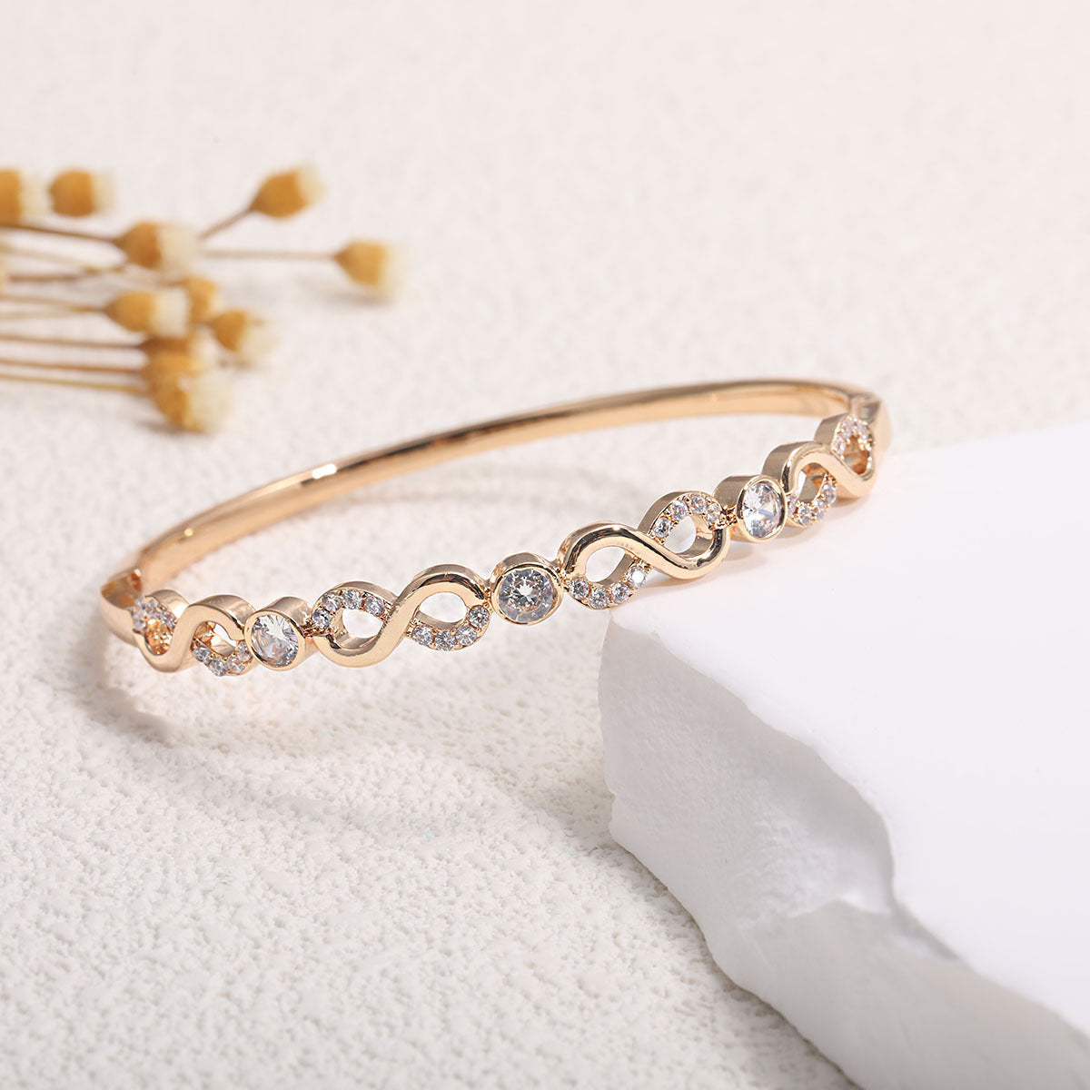 Women's bangle with elegant infinity pattern and sparkling zirconia Hapa Style