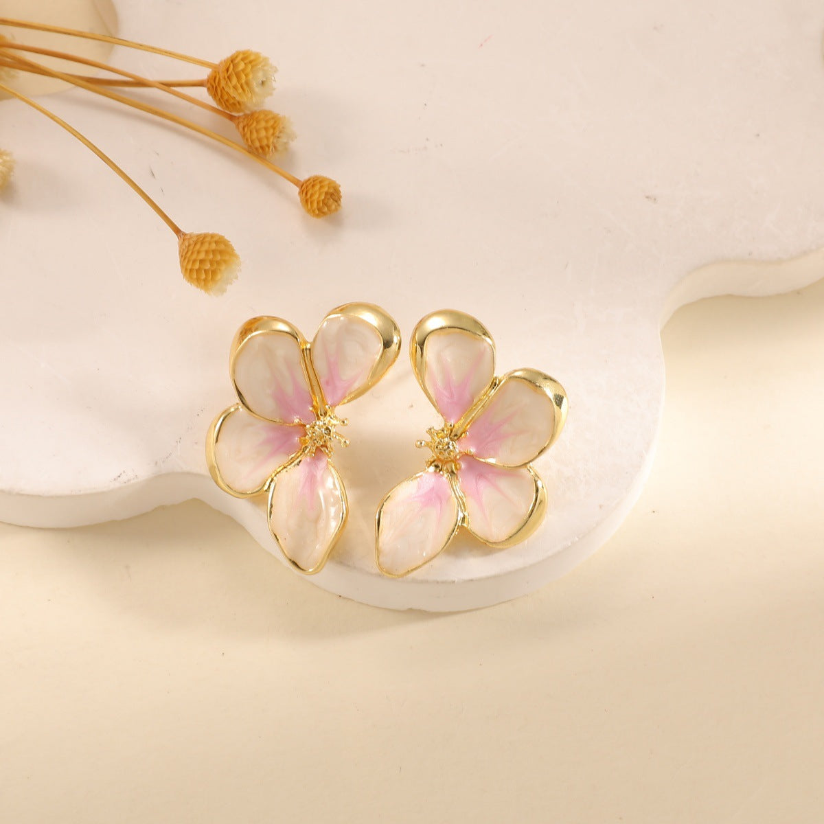 Women's ear clips in elegant floral design with a glossy coating Hapa Style