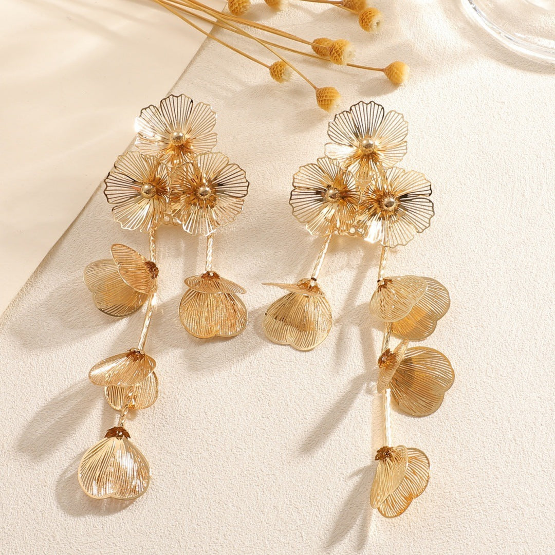 Ladies' earrings in elegant floral design Hapa Style