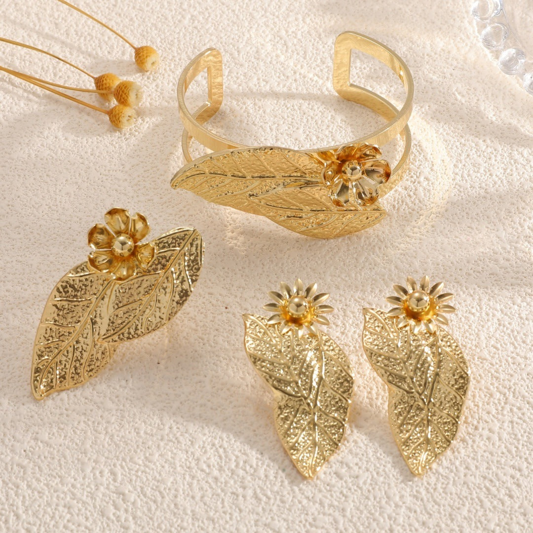 Ladies bangle with elaborate leaf design Hapa Style