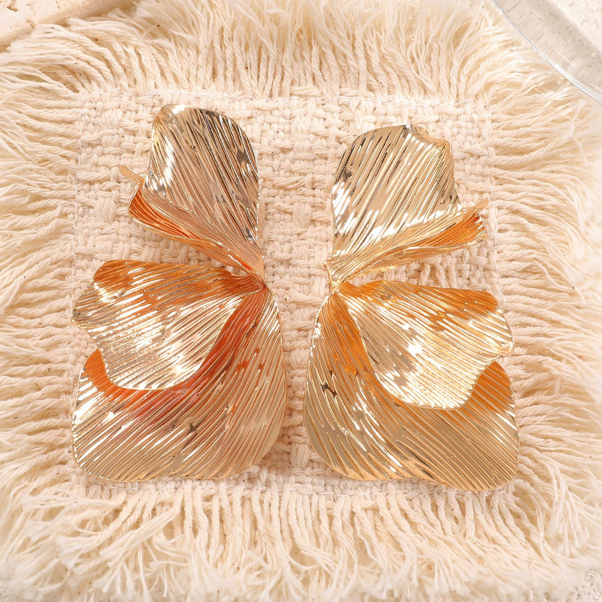 Women's ear clips in an elegant, textured design Hapa Style