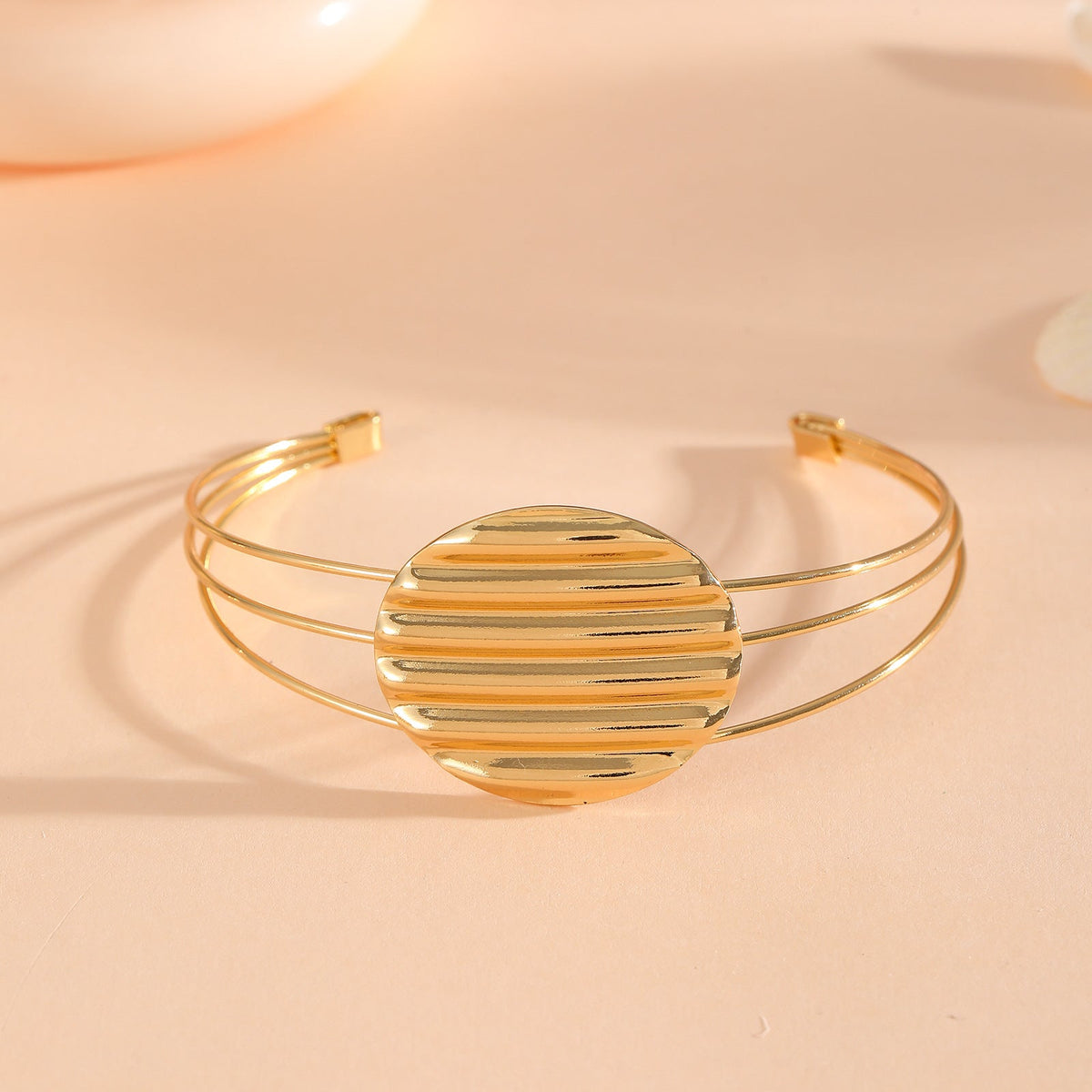 Women's bracelet with intricate bow design Hapa Style