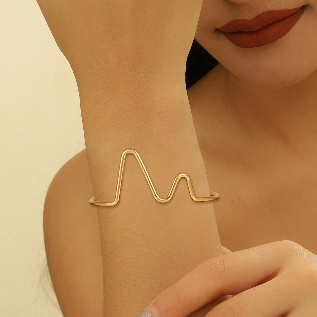 Women's cuff in modern wave pattern Hapa Style