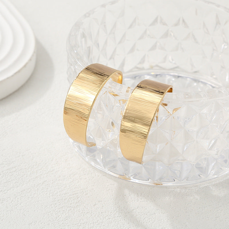Women's bangles made of high-quality metal with an elegant wave pattern Hapa Style