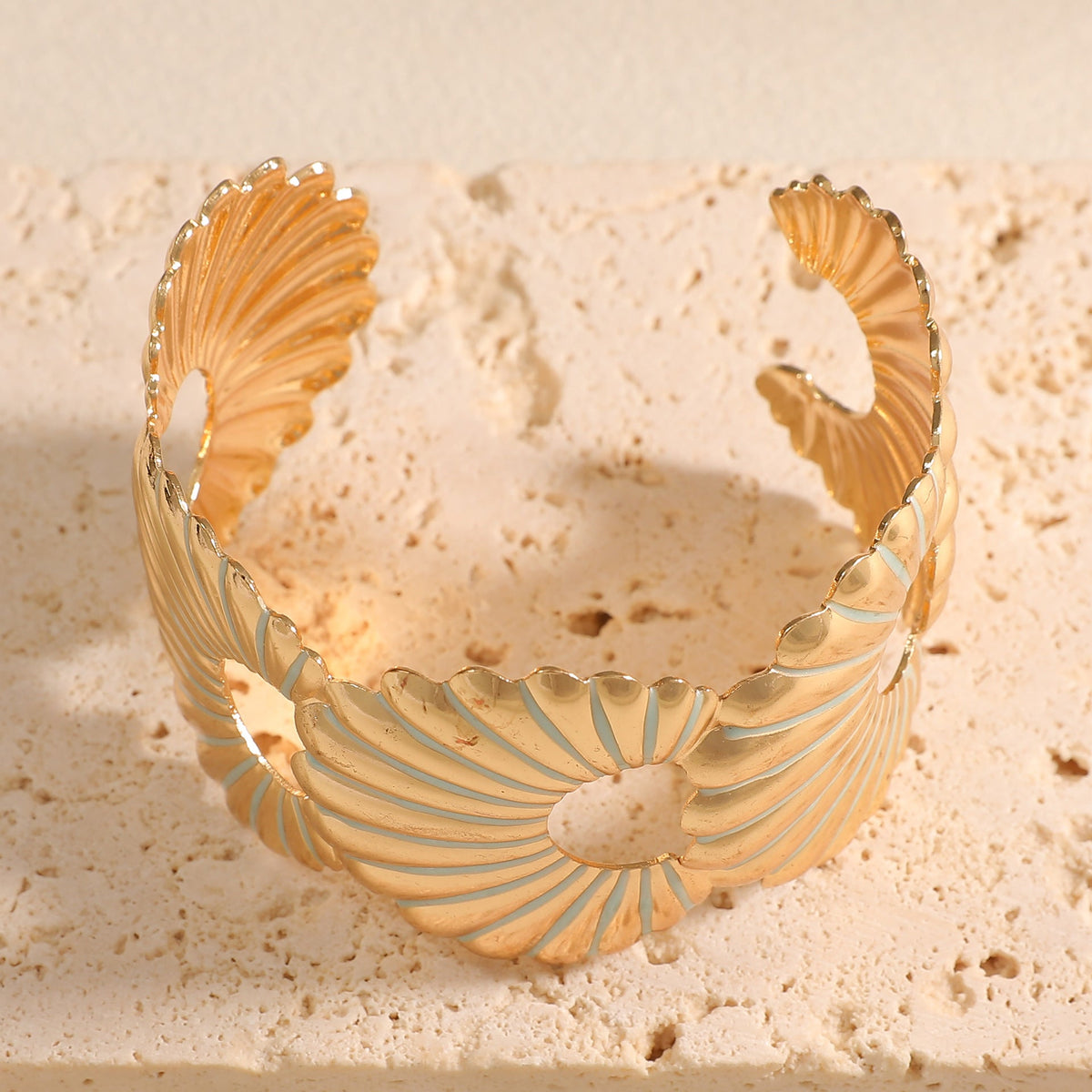 Women's bangle with elegant shell design Hapa Style