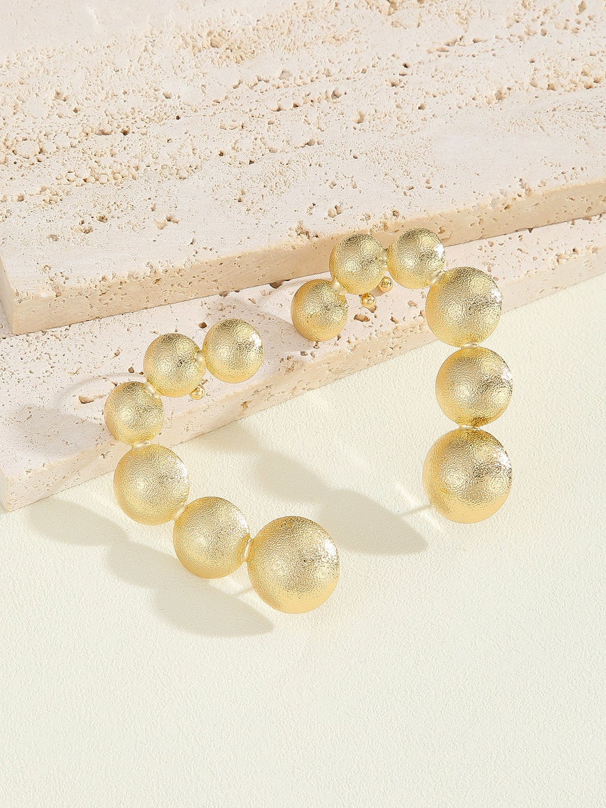 Women's bracelet with structured, golden beads Hapa Style