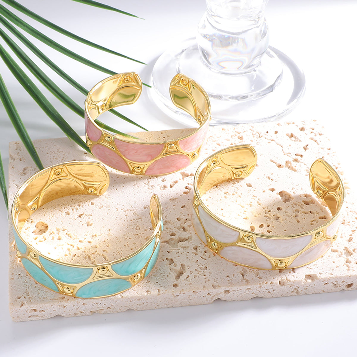 Women's cuff bracelet with artistic design Hapa Style