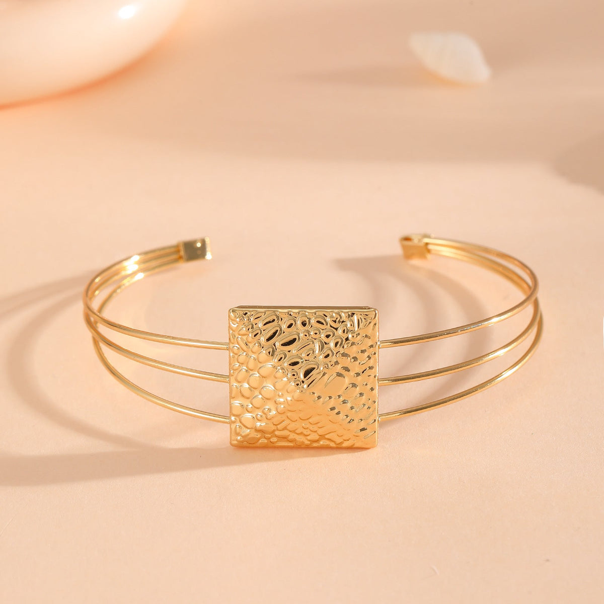 Women's bracelet with intricate bow design Hapa Style