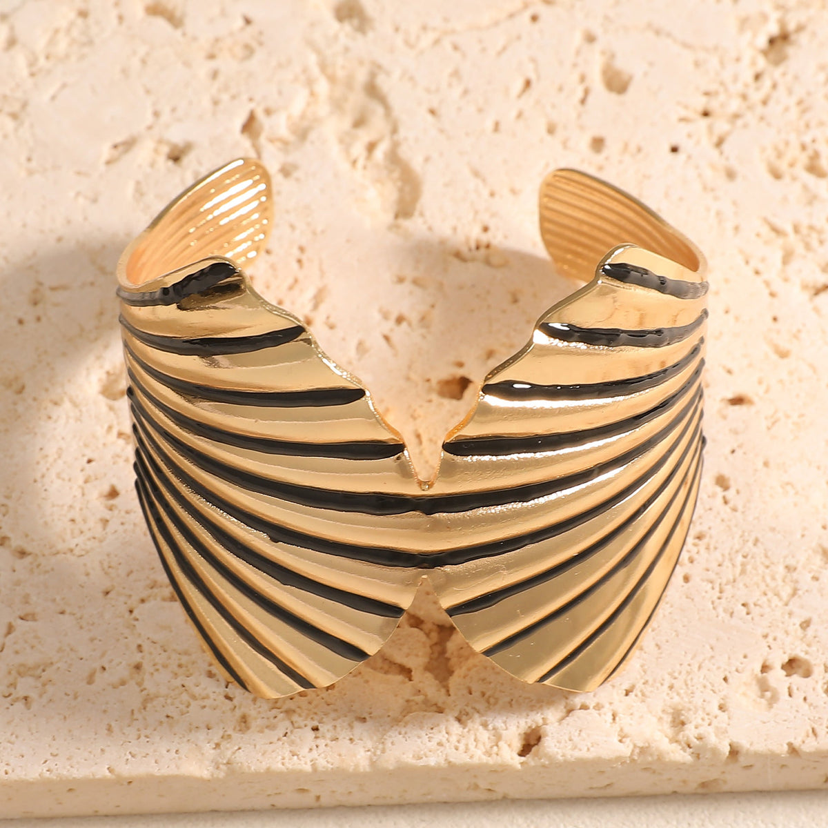 Women's bangle with elegant shell design Hapa Style