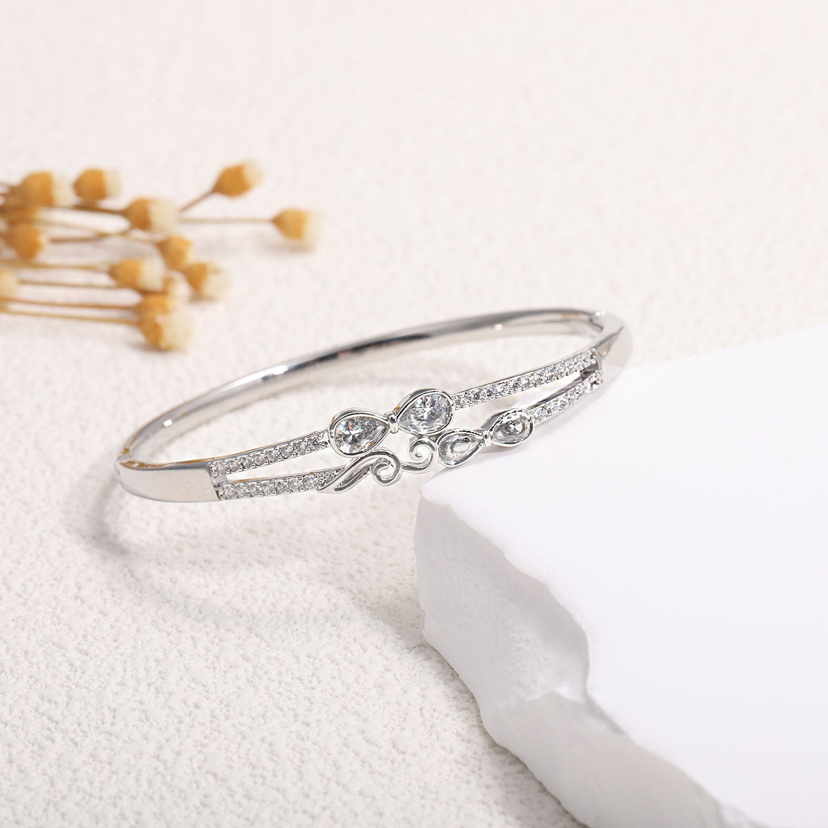 Women's bangle with elegant infinity pattern and sparkling zirconia Hapa Style