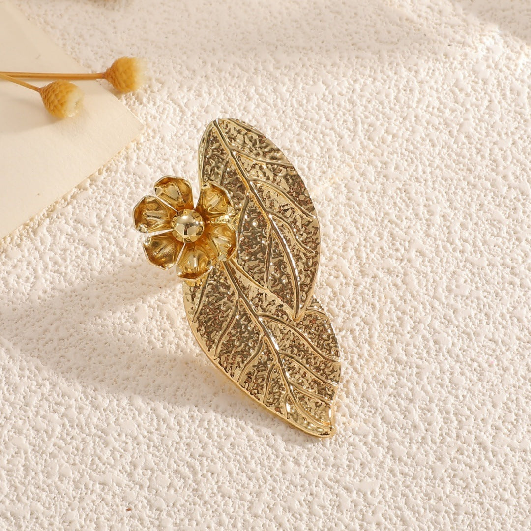Ladies bangle with elaborate leaf design Hapa Style