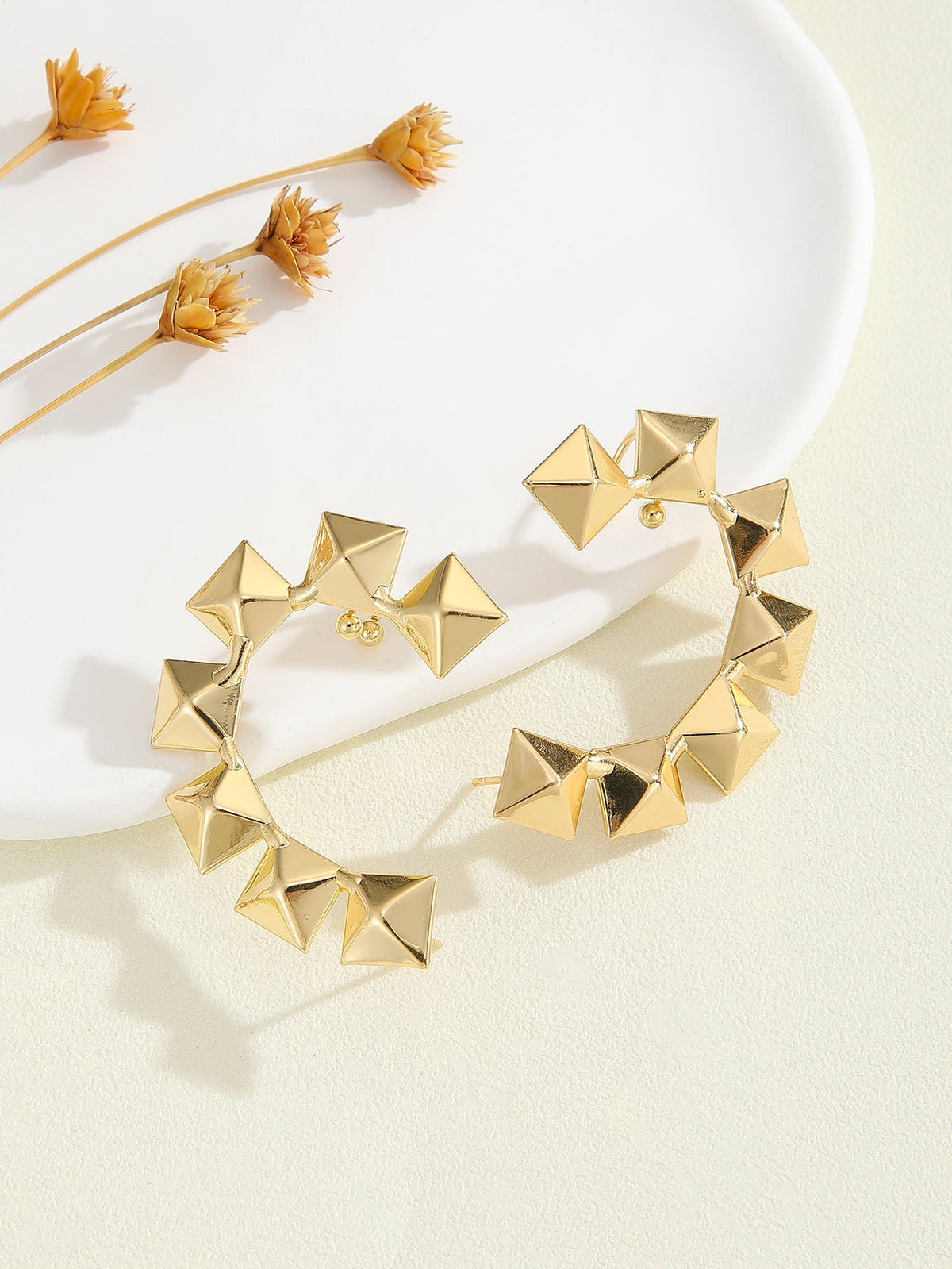 Women's bracelet with structured, golden beads Hapa Style