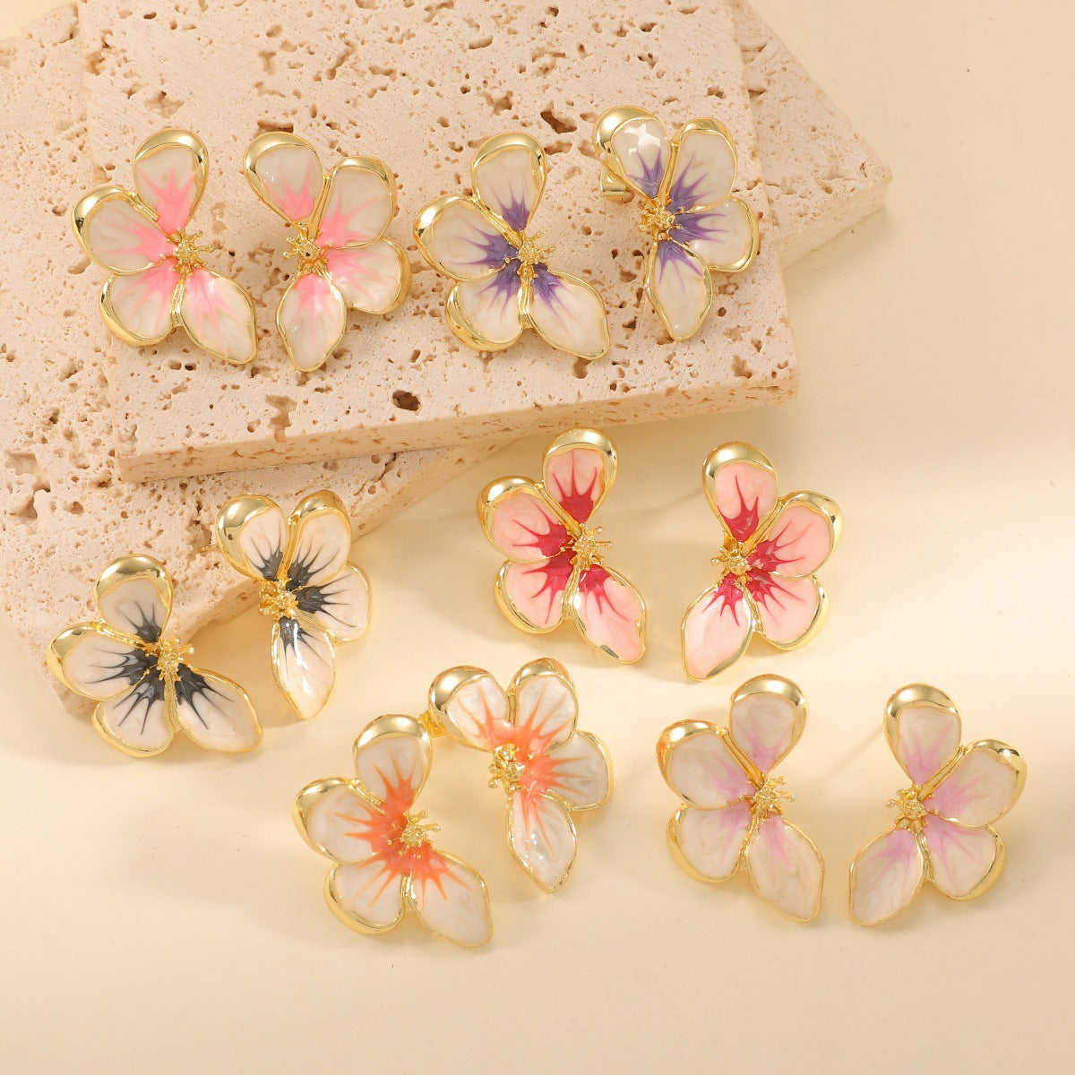 Women's ear clips in elegant floral design with a glossy coating Hapa Style