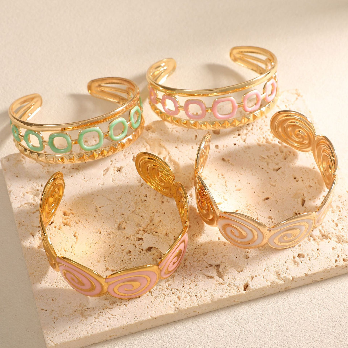 Women's cuff with elegant spiral design Hapa Style