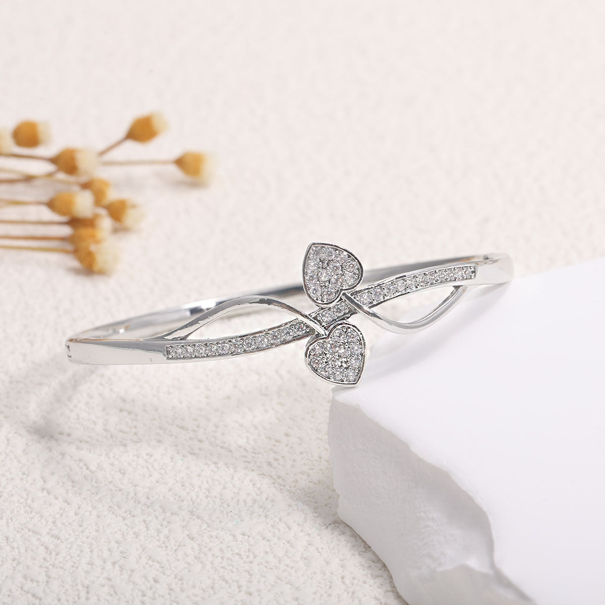 Women's bangle with elegant infinity pattern and sparkling zirconia Hapa Style