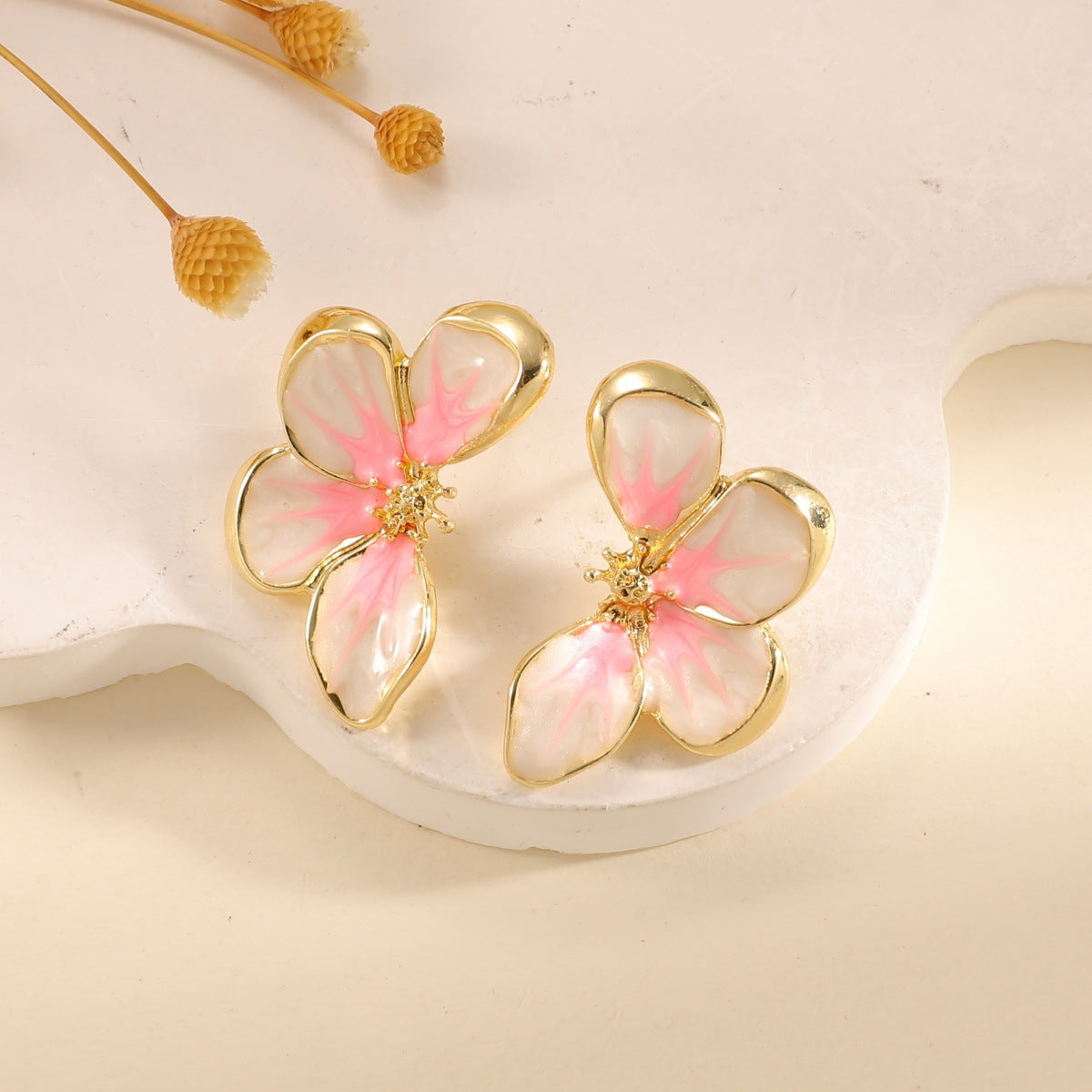 Women's ear clips in elegant floral design with a glossy coating Hapa Style