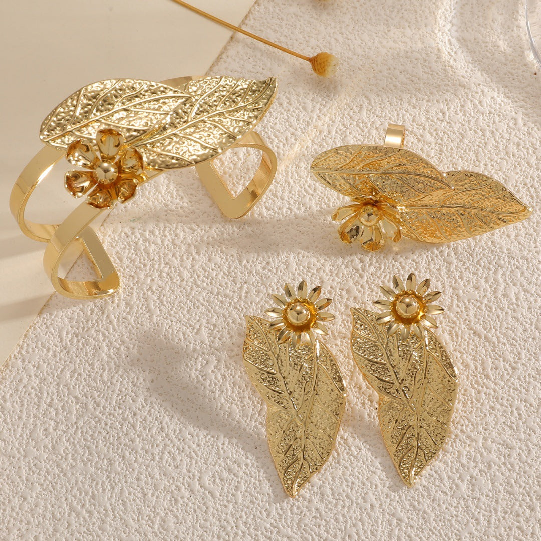 Ladies bangle with elaborate leaf design Hapa Style