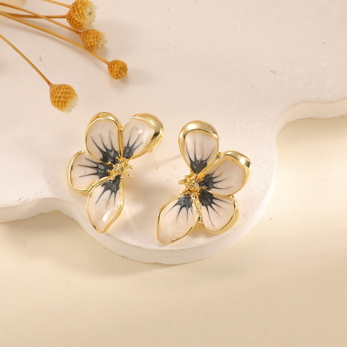 Women's ear clips in elegant floral design with a glossy coating Hapa Style