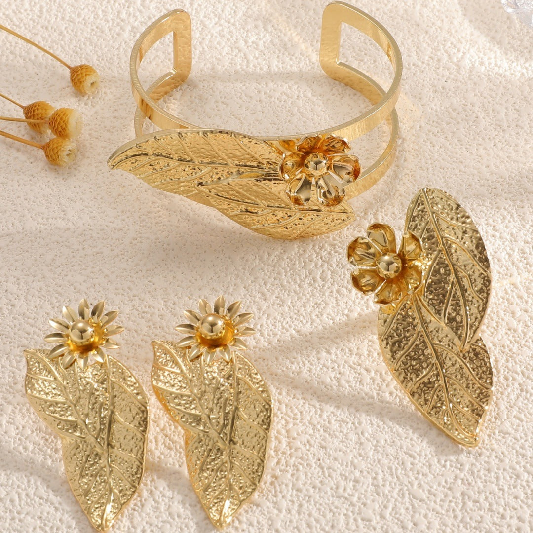 Ladies bangle with elaborate leaf design Hapa Style