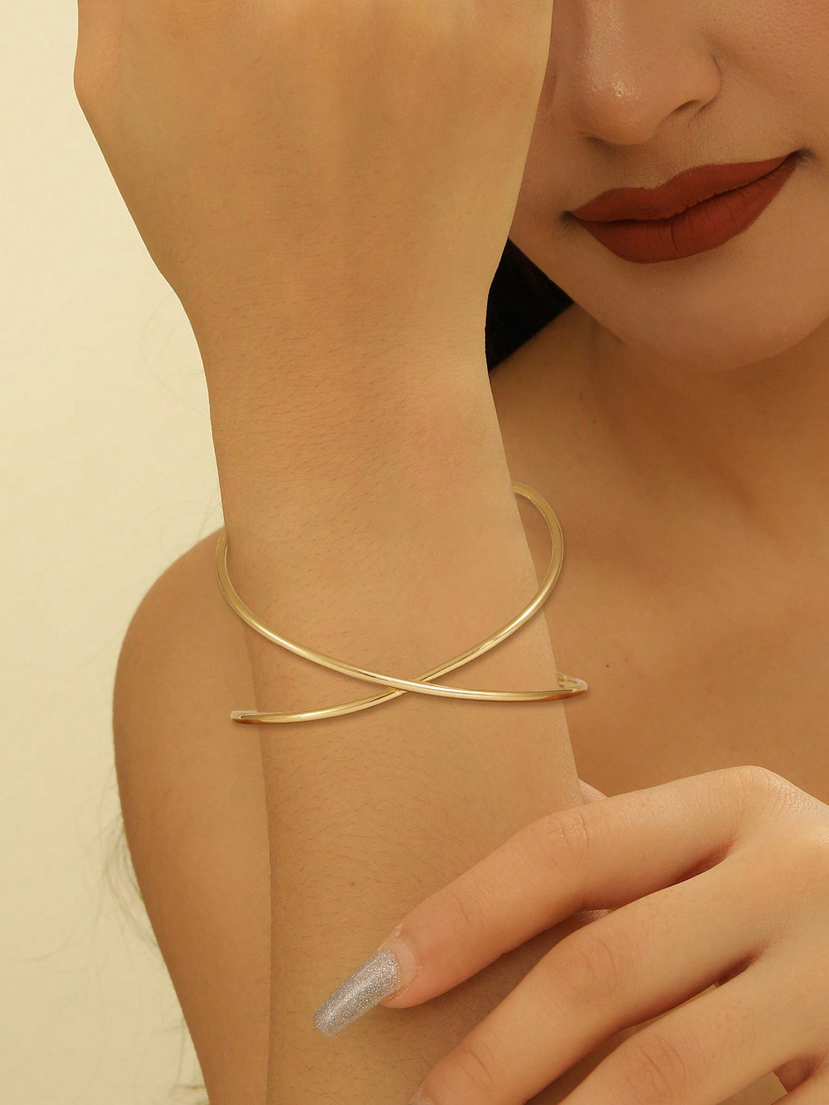 Ladies' bangle with elegant curved design Hapa Style