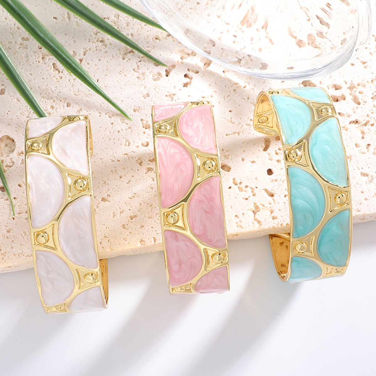 Women's cuff bracelet with artistic design Hapa Style