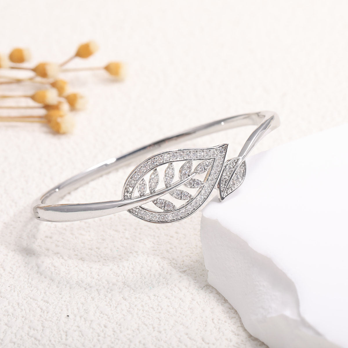 Women's bangle with elegant infinity pattern and sparkling zirconia Hapa Style