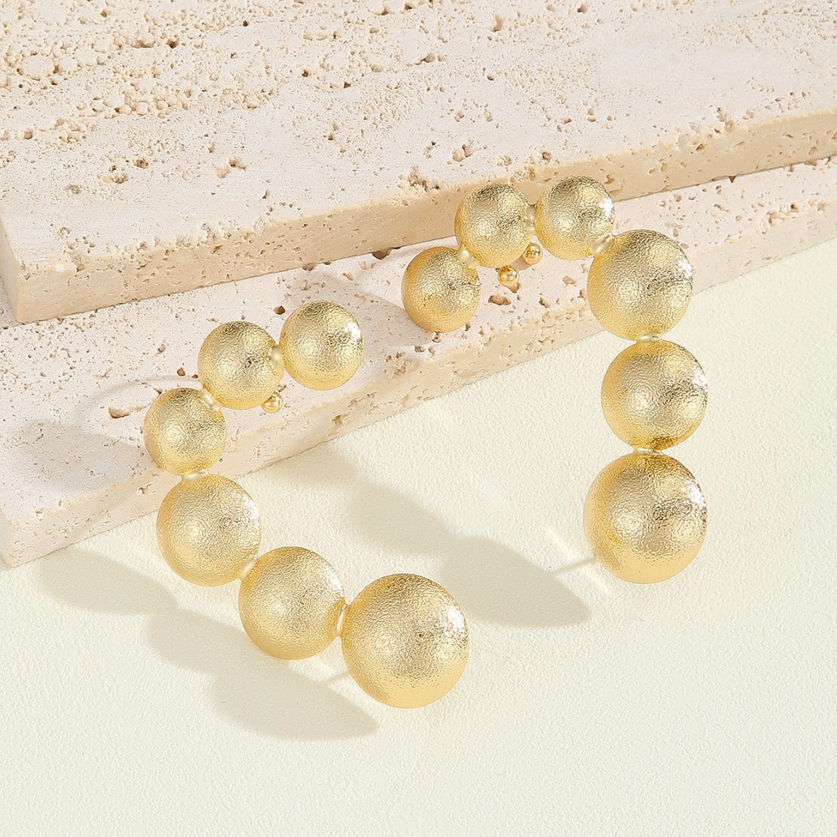 Women's bracelet with structured, golden beads Hapa Style