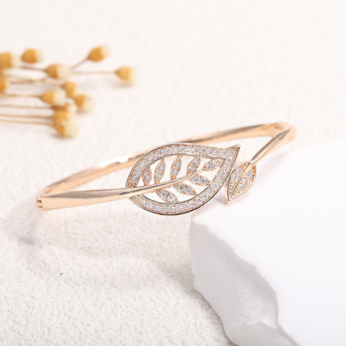 Women's bangle with elegant infinity pattern and sparkling zirconia Hapa Style