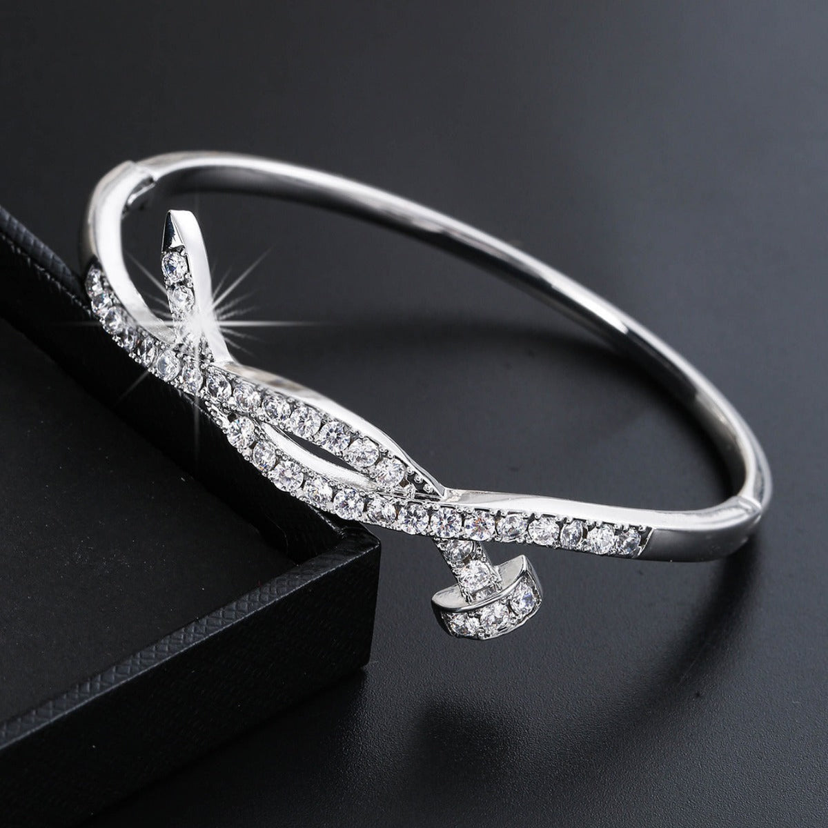 Women's bangle with elegant infinity pattern and sparkling zirconia Hapa Style