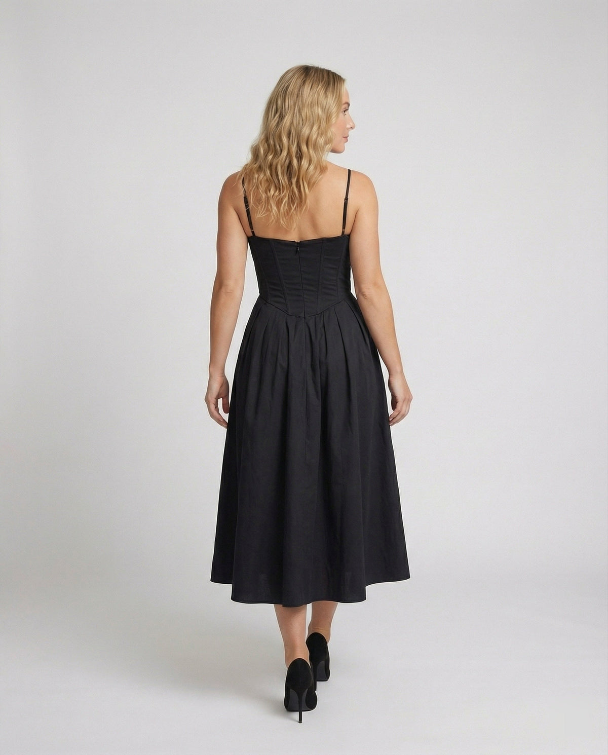 Women Elegant Long Dress with Fitted Silhouette and Flowing Skirt